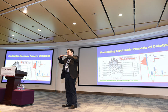 　　近日，由上海科技大學(xué)聯(lián)合中科院上海應(yīng)用物理所舉辦的第四屆近常壓光電子能譜國(guó)際研討會(huì)(The 4thAnnual Workshop on Ambient Pressure X-ray Photoelectron Spectroscopy)在上?？萍即髮W(xué)成功舉辦。  　　開幕式上，副校長(zhǎng)龔晉慷、中科院上海應(yīng)用物理所副所長(zhǎng)邰仁忠分別致大會(huì)開幕辭