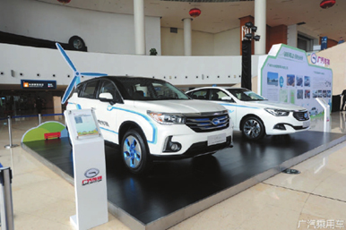 
	中國儲能網(wǎng)訊：并無懸念，2017年國內(nèi)新能源汽車市場再次以“皆大歡喜”的結(jié)局收場。


	補貼的大幅退坡、“雙積分”政策的正式落地，都將整個2017年的國內(nèi)新能源汽車產(chǎn)業(yè)引向更加規(guī)范化、市場化的良性狀態(tài)