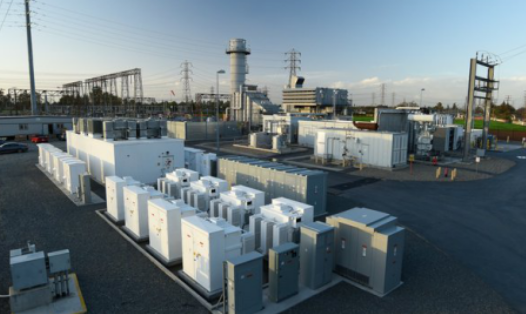 
	中國儲能網(wǎng)訊：隨著筆記本電腦和手機(jī)的爆炸式增長，大部分儲能技術(shù)的安全重點(diǎn)都集中在移動應(yīng)用上。這些應(yīng)用中使用的鋰離子電池在尺寸和密度方面受到更嚴(yán)格的限制，可能導(dǎo)致更高的風(fēng)險