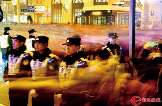 
            	今年以來,上海警方圍繞提升人民獲得感、幸福感、安全感、安全感的目標,集成“云計算”“物聯(lián)網(wǎng)”“人工智能”等先進技術(shù),努力打造“城市大腦”,用先進技術(shù)把管理“觸角”延伸到城市的每一個角落。歲末年初