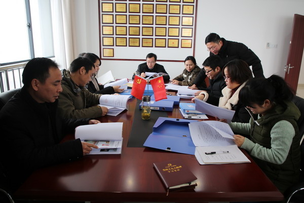 
　　農(nóng)村電氣化網(wǎng)訊：“對(duì)照細(xì)則，查閱其他黨支部的資料后，我們意識(shí)到自己的工作做得還不夠，今后還要多學(xué)習(xí)其他支部的好經(jīng)驗(yàn)、好做法，盡快迎頭趕上。”郎溪供電公司運(yùn)檢部支部書記在“互查互學(xué)”活動(dòng)結(jié)束后深有感觸地說道