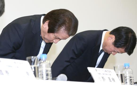 
            	三菱的子公司偽造了檢驗結(jié)果，使產(chǎn)品看起來符合規(guī)格。圖：2月8日，三菱材料公司總裁Takeuchi在東京的新聞發(fā)布會上鞠躬道歉