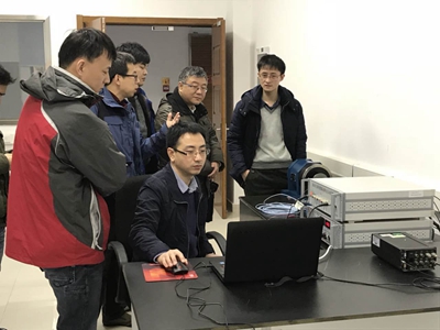 　　日前，由福建省計量院承擔的福建省質(zhì)監(jiān)局科技項目《振動位移傳感器動靜態(tài)自動校準裝置》順利通過驗收。  現(xiàn)場考核 　　振動位移傳感器是振動位移測量儀器的重要組成部分，應用于機械振動測量