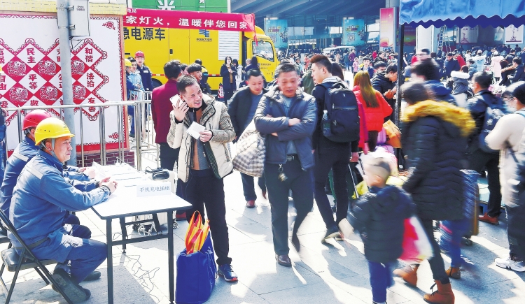 
　　今年春運(yùn)，廣州南站日均發(fā)送客流量和?？縿?dòng)車數(shù)量位居全國第一。為確保廣州南站春運(yùn)供電萬無一失，廣州供電局在該站設(shè)立臨時(shí)指揮部，配備應(yīng)急電源車，并對(duì)相關(guān)線路開展特巡特維