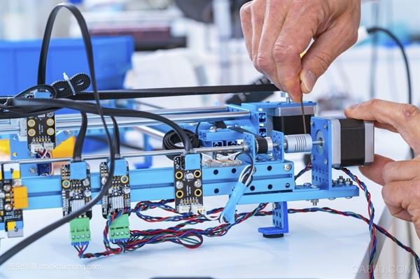 
                    
	群創(chuàng)推動自動化有成，群創(chuàng)榮譽董事長段行建表示，今年產(chǎn)線自動化比率高達70％～75％，員工總數(shù)下探5萬人，相當于10年來減少了5成人力。群創(chuàng)也將與集團一起建構(gòu)工業(yè)互聯(lián)網(wǎng)，預計2019年底實現(xiàn)面板制造+互聯(lián)網(wǎng)