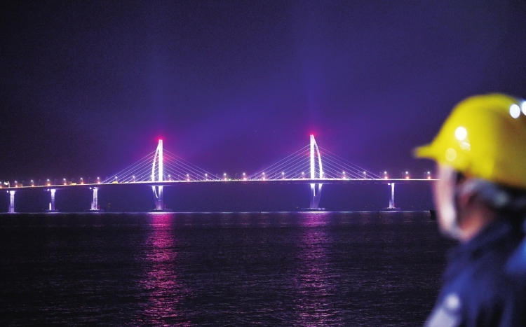 
　　圖為珠海供電局供電人員在港珠澳大橋人工島巡視供電設備，為大橋提供穩(wěn)定電力保障。

　　港珠澳大橋主體工程交工驗收會議于2月6日在珠海舉行