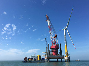 
            	2月7日，經(jīng)過兩天半的緊張測試，隨著浮態(tài)下330T配重框緩緩放下，上海振華重工海工平臺事業(yè)部為江蘇韓通船舶重工海洋風電69自升式風電安裝船配套的500T繞樁式起重機完成各項載荷測試。載荷試驗的完成，意味著整機取證邁出了最關(guān)鍵的一步