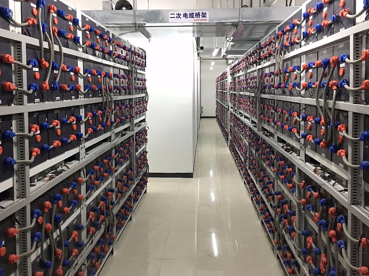 
	中國(guó)儲(chǔ)能網(wǎng)訊：2月8日，無錫新區(qū)星洲工業(yè)園儲(chǔ)能系統(tǒng)項(xiàng)目與無錫供電公司簽訂并網(wǎng)協(xié)議，標(biāo)志著全國(guó)最大容量商業(yè)運(yùn)行客戶側(cè)儲(chǔ)能系統(tǒng)正式并網(wǎng)運(yùn)行。該項(xiàng)目總功率20兆瓦，電池容量160兆瓦時(shí)，是目前為止國(guó)內(nèi)最大容量投入商業(yè)運(yùn)行的客戶側(cè)儲(chǔ)能系統(tǒng)項(xiàng)目