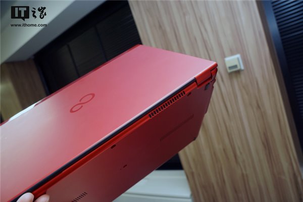 
            	2月12日消息 在三星Note 7電池起火爆炸事件發(fā)生之前，我們一直以為電池問(wèn)題通常會(huì)發(fā)生在筆記本設(shè)備上。近期聯(lián)想宣布全球召回ThinkPad X1 Carbon 2017筆記本電腦，起因就是電池問(wèn)題