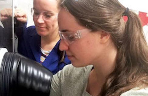 
	中國儲能網(wǎng)訊：為了向用戶提供太陽能和風(fēng)能等清潔能源，當陽光或者風(fēng)力不足的時候，需要一個可靠的備用儲能系統(tǒng)來提供電能。


	而解決這個問題的辦法可能是采用多余的太陽能和風(fēng)能來儲能的解決方案，如今現(xiàn)在開發(fā)一種可以顯著提供儲能能力的化合物，這個化合物可以在陽光和風(fēng)力不足的情況下將多余的電能儲存起來使用