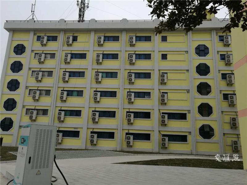 
	中國儲能網(wǎng)訊：兩棟6層大樓，每一層裝載的都是一排排整齊劃一的蓄電池，蓄電池總數(shù)超過10萬節(jié)！這便是2月9日正式并網(wǎng)運行的全國最大容量商業(yè)運行儲能電站。10日，記者赴無錫新區(qū)星洲工業(yè)園采訪，著實為這個“全國最大”所震撼