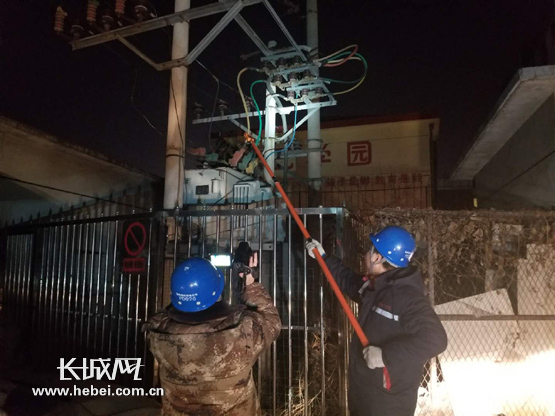
            	廊坊供電公司震后第一時(shí)間啟動(dòng)應(yīng)急響應(yīng)保障用電。邊曉鵬 攝排查震后電網(wǎng)設(shè)備運(yùn)行情況