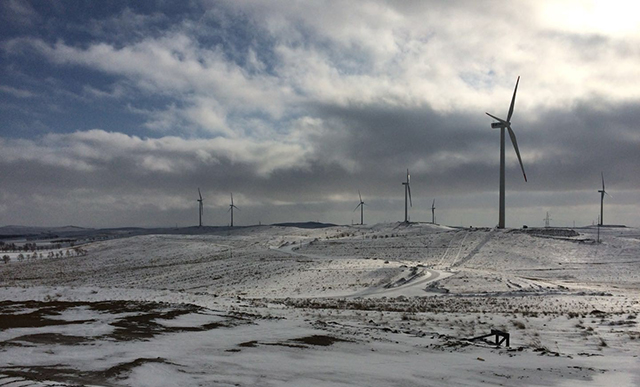                                     近日，上海電氣河北華電康保風(fēng)電場(chǎng)和內(nèi)蒙古國(guó)華蘇尼特風(fēng)電場(chǎng)傳來(lái)喜訊，2017年兩風(fēng)場(chǎng)可利用小時(shí)數(shù)雙雙突破3000小時(shí)大關(guān)。其中河北華電康保風(fēng)電場(chǎng)總計(jì)安裝50臺(tái)上海電氣2MW風(fēng)電機(jī)組，2017年風(fēng)機(jī)年累計(jì)發(fā)電量3.057億千瓦時(shí)，可利用小時(shí)數(shù)高達(dá)3057小時(shí)，提前28天出色完成全年發(fā)電量任務(wù)；國(guó)華蘇尼特風(fēng)電場(chǎng)共安裝50臺(tái)上海電氣2MW風(fēng)力發(fā)電機(jī)組，年度累計(jì)發(fā)電量31572萬(wàn)千瓦時(shí)，高達(dá)3157個(gè)小時(shí)，創(chuàng)國(guó)華公司歷史新高和本區(qū)域行業(yè)新高
