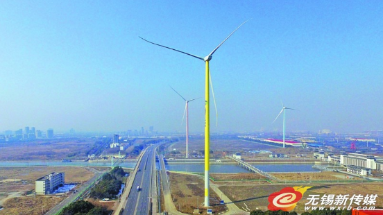 
            	近日，國(guó)內(nèi)首個(gè)140米鋼塔筒分散式風(fēng)電項(xiàng)目在江陰臨港開(kāi)發(fā)區(qū)批量投運(yùn)，電量自發(fā)自用、余電上網(wǎng)的模式成為該項(xiàng)目最大的亮點(diǎn)，也突破了內(nèi)陸城市周邊地區(qū)不可開(kāi)發(fā)風(fēng)電的傳統(tǒng)認(rèn)知。據(jù)悉，該項(xiàng)目采用遠(yuǎn)景能源140米鋼塔筒EN－131／2．2MW中壓智能風(fēng)機(jī)，運(yùn)行可靠、發(fā)電性能穩(wěn)定，各項(xiàng)指標(biāo)均符合項(xiàng)目設(shè)計(jì)預(yù)期