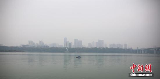 
            	近日，環(huán)保部網(wǎng)站發(fā)布廣西壯族自治區(qū)對(duì)外公開中央環(huán)境保護(hù)督察整改情況，整改情況顯示，截至2017年底，中央環(huán)境保護(hù)督察指出的七類37個(gè)問題，已完成整改22個(gè)，完成率為59％；基本完成整改6個(gè)；37個(gè)問題涉及的510個(gè)整改關(guān)鍵步驟已完成439個(gè)，完成率為86％。資料圖：1月16日，廣西柳州市被霧霾籠罩，市區(qū)灰蒙蒙一片