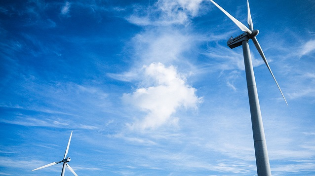 
            	日前，國(guó)家能源局發(fā)布數(shù)據(jù)顯示：近年來(lái)，我國(guó)風(fēng)電建設(shè)速度下滑較為明顯．2017年，我國(guó)累計(jì)并網(wǎng)裝機(jī)容量1．64億千瓦，占全部發(fā)電裝機(jī)容量的9．2％；新增并網(wǎng)風(fēng)電裝機(jī)1503萬(wàn)千瓦，風(fēng)電新增裝機(jī)容量創(chuàng)近5年新低。數(shù)據(jù)顯示，2017年，我國(guó)風(fēng)電新增裝機(jī)1503萬(wàn)千瓦，低于2016年的427萬(wàn)千瓦和2015年的1794萬(wàn)千瓦