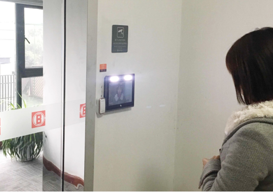 
            	1月18日，中海物業(yè)集團有限公司（以下簡稱“中海物業(yè)”），引入了魔點科技人臉識別門禁系統(tǒng)，大樓內(nèi)的員工可以刷臉進(jìn)出，這也宣告中海物業(yè)即將進(jìn)入“刷臉開門”時代。在即將升級的新版本中，魔點人臉識別門禁系統(tǒng)將無縫對接阿里釘釘移動辦公，上班刷臉打卡，自動記錄考勤，實現(xiàn)全方位智能辦公