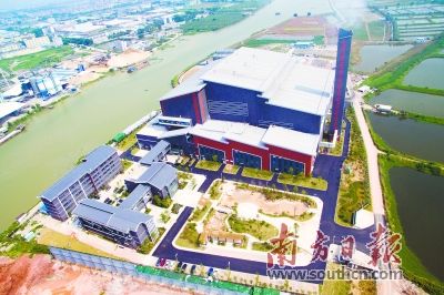 
            	麻涌環(huán)保熱電廠餐廚垃圾處理項(xiàng)目投入運(yùn)行。技術(shù)人員觀察廠內(nèi)自動(dòng)化設(shè)備的運(yùn)轉(zhuǎn)情況