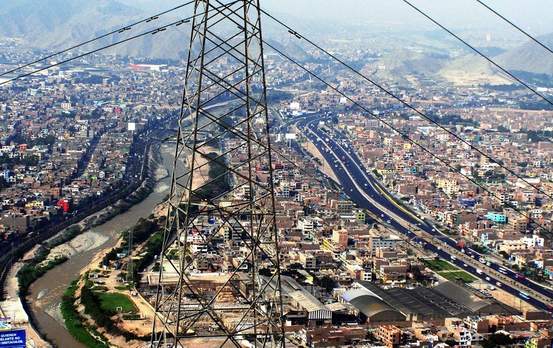 
            	近日，秘魯能源部宣布，2017年全國風(fēng)能和太陽能園區(qū)的發(fā)電量分別為2％和1％。2017年秘魯總發(fā)電量達(dá)52643吉瓦時 微增1．8％2017年秘魯?shù)目偘l(fā)電量為52643吉瓦時，比上年增長1．8％