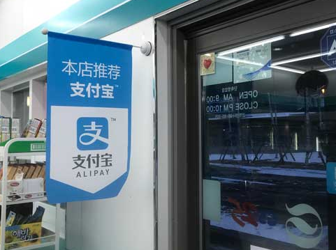 
            	2月9日晚，2018年平昌冬奧會(huì)拉開(kāi)帷幕。朝韓運(yùn)動(dòng)員攜手入場(chǎng)、兩國(guó)火炬手?jǐn)y手將火炬?zhèn)鬟f到韓國(guó)花滑名將金妍兒手中，由她點(diǎn)燃主火炬，這一幕給現(xiàn)場(chǎng)和電視機(jī)前的觀眾帶來(lái)嚴(yán)冬中的暖意