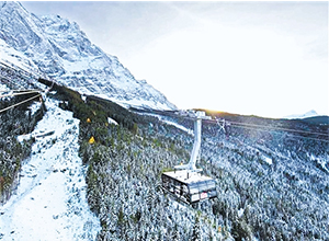 
                
	
                    
 日前，搭載ABB動力系統(tǒng)的新一代纜車在阿爾卑斯山脈主峰楚格峰正式啟用。

 

 據(jù)了解，該新型纜車每小時可運送多達580位乘客，是老舊索道搭載量的近3倍，成功解決了此前人們往往需要排隊等待很長時間，才能乘車登上巴伐利亞楚格峰的問題