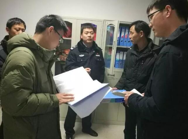 
            	近日，鄧州市公安局局黨委委員高飛飛組織鄧州市綜治辦、公安局科技科、治安大隊(duì)、交警大隊(duì)、視頻偵查隊(duì)等警種技術(shù)人員深入城區(qū)五個(gè)派出所、各市直部門(mén)、企事業(yè)單位和重點(diǎn)行業(yè)調(diào)研指導(dǎo)中心城區(qū)視頻建設(shè)應(yīng)用工作。調(diào)研組分別與湍河、古城和花洲三個(gè)街道辦的主管領(lǐng)導(dǎo)、技術(shù)骨干進(jìn)行了座談，詳細(xì)了解了本區(qū)域視頻建設(shè)應(yīng)用情況，認(rèn)真聽(tīng)取了實(shí)際工作中存在的問(wèn)題和工作建議，并就下步工作進(jìn)行了研究