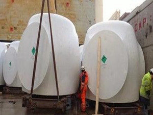 
                
	
                    
	農(nóng)歷正月初一，中遠海運特運重吊船大安輪在丹麥埃斯比約港裝載12套風電主機輪轂，開啟了公司為西門子包運服務的日本風電項目第一船。

	

	據(jù)悉，繼今年1月中遠海運特運順利通過西門子公司第二方審核之后，這是中遠海運特運與西門子美歌楓直接簽署的第一個風電包運服務合同