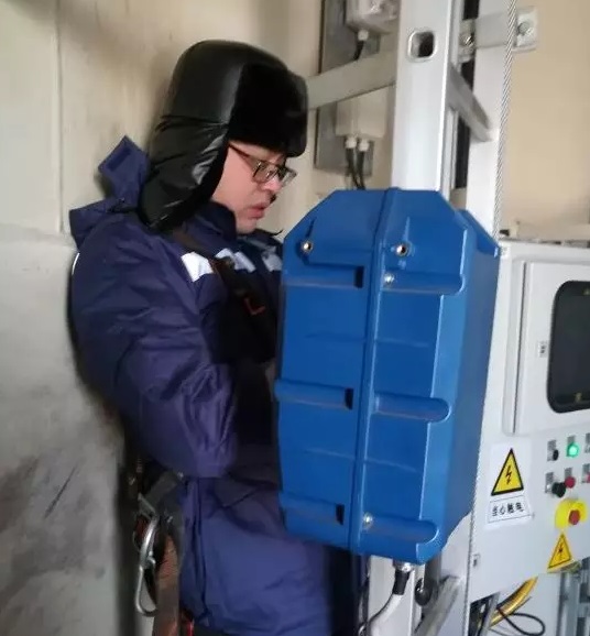  　　今年春節(jié)
 
　　你和家人團(tuán)聚多久？
 
　　一個(gè)月、一周還是幾天？
 
　　但是
 
　　有的人只有10分鐘、5秒
 
　　甚至是0
 
　　他們的春節(jié)有另一個(gè)名字，叫作堅(jiān)守！
 
高山上的風(fēng)語(yǔ)者
 
　　在三峽新能源大個(gè)嶺風(fēng)電場(chǎng)，有這樣一群人。他們與大山為伴，耐得住與世隔絕的環(huán)境，受得了高山頂凜冽的寒風(fēng)