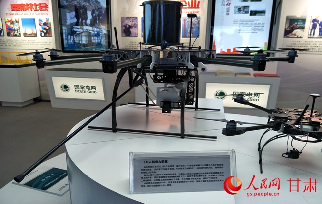 
            	無人機(jī)噴火裝置保障春節(jié)期間電網(wǎng)安全運(yùn)行（高翔 攝）春節(jié)期間各項保障工作馬虎不得。記者22日從國網(wǎng)甘肅電力公司檢修公司了解到，為了保障春節(jié)期間甘肅220千伏及以上電網(wǎng)輸電線路和變電站的安全運(yùn)行供電，該公司投入自助研發(fā)的特高壓線路無人機(jī)噴火清障裝置，該裝置懸停精度可達(dá)到1m以內(nèi)，極大地滿足了線路清障過程中對位置的精準(zhǔn)要求