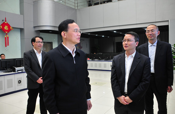                  　　2月15日晚，在除夕夜萬(wàn)家燈火歡聚時(shí)刻，莆田市委書記林寶金、市委秘書長(zhǎng)沈伯麟、市政府副市長(zhǎng)胡國(guó)防一行來到國(guó)網(wǎng)莆田供電公司，親切慰問春節(jié)期間堅(jiān)守在一線的電力員工。莆田市有關(guān)領(lǐng)導(dǎo)、莆田供電公司總經(jīng)理林志和等陪同慰問