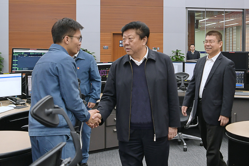 
　　2月15日除夕當(dāng)天，南方電網(wǎng)公司黨組書記、董事長(zhǎng)李慶奎來到公司總調(diào)度室，親切看望慰問總調(diào)值守人員。吳興波 攝

　　2月15日除夕當(dāng)天，南方電網(wǎng)公司黨組書記、董事長(zhǎng)李慶奎來到公司總調(diào)，視頻連線公司系統(tǒng)堅(jiān)守崗位的廣大干部員工，詳細(xì)了解節(jié)日期間安全生產(chǎn)情況，并代表公司黨組向他們以及公司系統(tǒng)全體員工和家屬致以美好的新春祝福