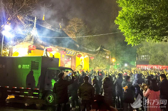 
　　除夕夜，國網(wǎng)上海電力應(yīng)急電源車在龍華寺內(nèi)提供應(yīng)急照明，保障市民“燒頭香”活動秩序穩(wěn)定

　　為確保申城人民歡度2018年新春佳節(jié)，國網(wǎng)上海市電力公司積極落實春節(jié)保電各項應(yīng)急搶修預(yù)案，合理安排電網(wǎng)運行方式，積極保障電力有序供應(yīng)，確保全市居民春節(jié)安全可靠用電。

　　自1月上旬起，為應(yīng)對連續(xù)的寒潮和雨雪冰凍天氣，國網(wǎng)上海電力各單位組織運維人員進一步加強城區(qū)電網(wǎng)設(shè)備特巡工作，針對特高壓變電站、跨區(qū)換流站、重要樞紐變電站及全市范圍重要區(qū)域的配網(wǎng)設(shè)備開展了一輪狀態(tài)檢測工作