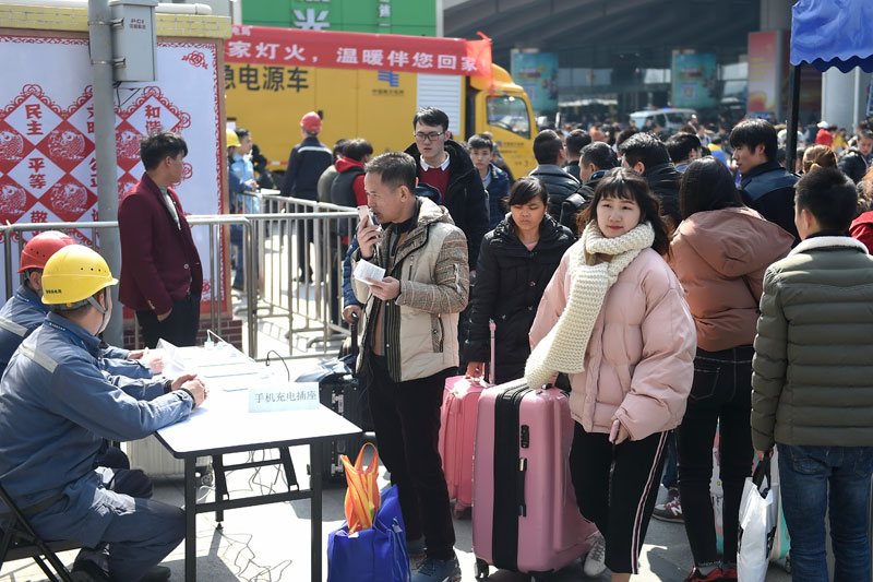 
　　今年春運，廣州南站日均客流量近30萬人次、日均停靠動車組數(shù)量達800趟，雙雙位居全國第一。為確保該站供電萬無一失，春運期間，南方電網(wǎng)廣州供電局保供電團隊在廣州南站設(shè)立臨時指揮部，配備應(yīng)急電源車并對相關(guān)線路開展特巡特維