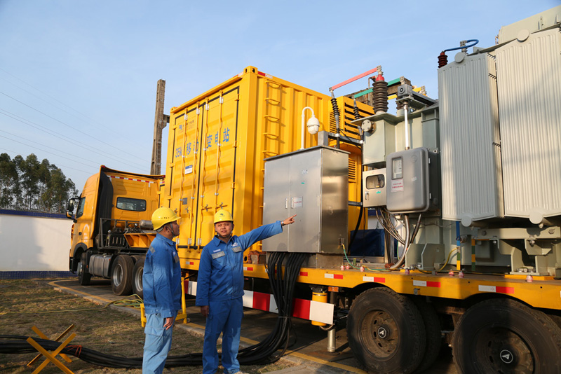 
　　廣東汕尾的群眾剛剛過了一個溫暖踏實的“亮堂年”，這背后離不開一臺“會走路”的移動變電站保駕護航。“春節(jié)前汕尾一些地區(qū)負荷攀升，我們專門調(diào)用了這臺35千伏移動變電站到汕尾支援，保障春節(jié)期間居民用電無憂
