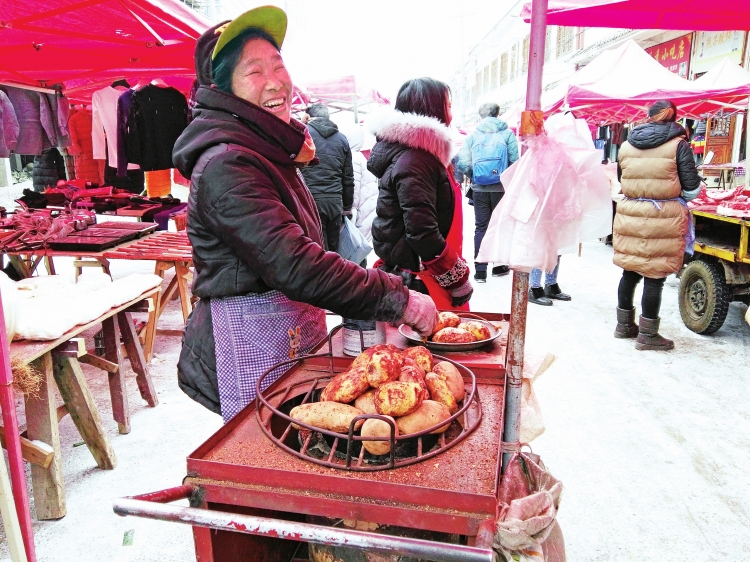 
　　冬日的威寧，年貨集市上飄著烤洋芋的味道。陳舉 攝

　　在雪中燃起篝火，抵御嚴(yán)寒