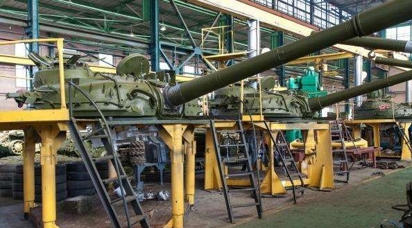 
            	軍工企業(yè)供應(yīng)鏈管理服務(wù)市場(chǎng)的發(fā)展主要取決于以下兩個(gè)因素:一是軍工行業(yè)交易額(可以用裝備購(gòu)置費(fèi)反映);二是供應(yīng)鏈管理外包的比例。結(jié)合近年來(lái)我國(guó)軍費(fèi)支出的增長(zhǎng)情況、軍工企業(yè)供應(yīng)鏈外包情況以及物流成本控制情況,再通過(guò)相應(yīng)的專(zhuān)家訪(fǎng)談和調(diào)研論證,得出如下市場(chǎng)規(guī)模