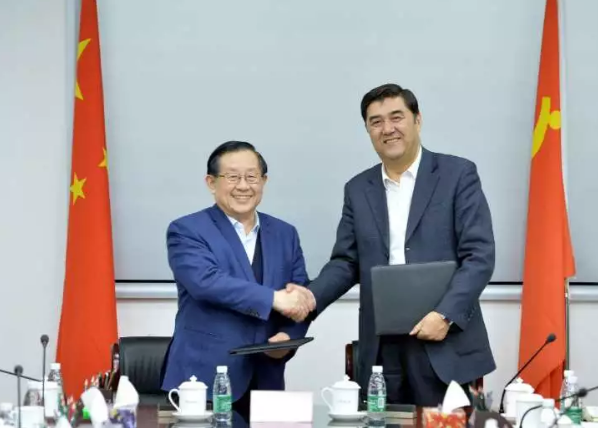 
	中國儲能網(wǎng)訊：2月13日，全國政協(xié)副主席、科技部部長萬鋼與國家發(fā)展改革委副主任、國家能源局局長努爾·白克力共同簽署《科技部 國家能源局“科能協(xié)同”合作協(xié)議》。


	



	雙方一致表示,“科能協(xié)同”機制的建立，是科技部與國家能源局深入貫徹習近平新時代中國特色社會主義思想和黨的十九大精神、創(chuàng)新推進能源科技工作的重要舉措，是雙方在能源領域科技與產(chǎn)業(yè)創(chuàng)新的新起點，對強化兩部門之間合作、實現(xiàn)產(chǎn)業(yè)需求與技術創(chuàng)新有機銜接，深入推進能源技術革命，推動“四個革命、一個合作”能源安全新戰(zhàn)略向縱深發(fā)展具有重要意義