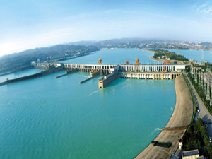 
                
	
                    
	從中國三峽集團(tuán)了解到，截至目前，中國三峽（歐洲）有限公司可控及權(quán)益裝機(jī)超過650萬千瓦，資產(chǎn)總額53.02億歐元，凈資產(chǎn)14.5億歐元。2017年境外資產(chǎn)發(fā)電量超過年度計(jì)劃目標(biāo)，電費(fèi)回收率100%