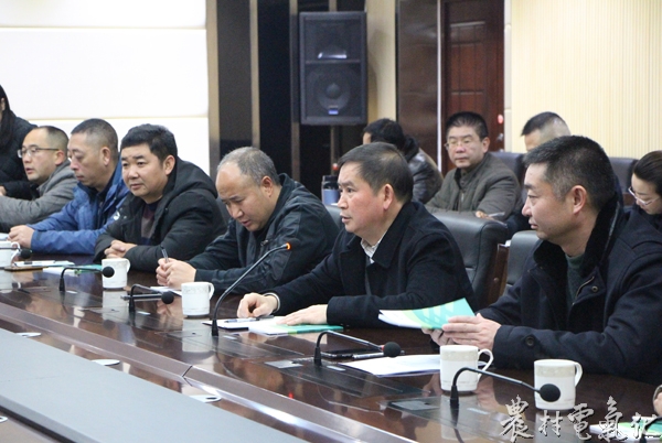 
金州電力公司董事長、總經(jīng)理呂世霖作傳達學習

圖為會議現(xiàn)場
　　農(nóng)村電氣化網(wǎng)訊：2月14日，貴州金州電力公司召開正風肅紀“廉節(jié)”專題會，公司董事長、總經(jīng)理呂世霖在對萬峰電力公司進行春節(jié)慰問的同時，結合近日州紀委關于對6起違反中央八項規(guī)定精神典型問題的通報和關于持之以恒正風肅紀確保春節(jié)風清氣正的通知精神，向公司廣大中層管理干部作傳達學習，并對春節(jié)期間“廉節(jié)”的相關事宜作了強調和要求。

　　專題會上，呂世霖結合中共黔西南州紀委州紀通（2018）1號《關于對6