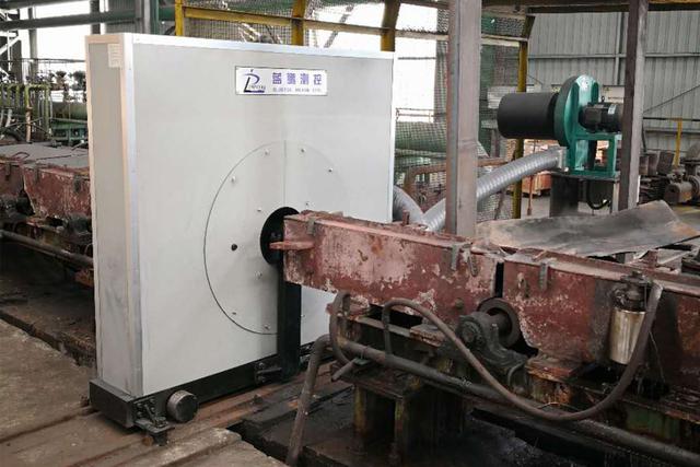 
            	引言熱軋圓鋼測徑儀主要用于熱軋線材、棒材、管材等的測量，測量的圓鋼溫度可以在1000℃以上，為此，圓鋼測徑儀需要一些專業(yè)的設(shè)計(jì)來達(dá)到其在線檢測的目的。熱軋圓鋼測徑儀以光電測量原理為基本原理，以八組光電測頭進(jìn)行測量圓鋼的尺寸測量，每組測頭都能實(shí)現(xiàn)一個(gè)方向上的線徑尺寸測量，圓鋼測徑儀通過對測量數(shù)據(jù)的計(jì)算處理，可以得到橢圓度尺寸，截面圖等多種信息