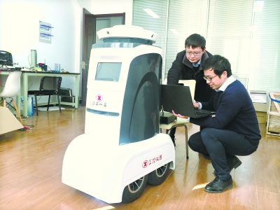 
            	智能機(jī)器人團(tuán)隊(duì)正在進(jìn)行交付前的調(diào)試工作23日上午,在位于漢口江大路的武漢工控儀器儀表有限公司,包括12位成員在內(nèi)的智能機(jī)器人團(tuán)隊(duì),正在加緊技術(shù)攻關(guān)。團(tuán)隊(duì)負(fù)責(zé)人孫兆沛告訴記者,去年團(tuán)隊(duì)研發(fā)了國(guó)內(nèi)首款大數(shù)據(jù)智能安防機(jī)器人,今年的目標(biāo)是加緊調(diào)試、走向市場(chǎng)