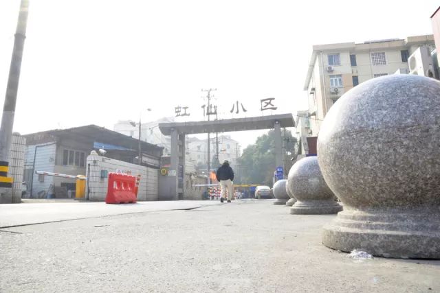 
            	大調(diào)研工作開展以來,上海市公安局長寧分局始終圍繞人民群眾最關(guān)心最直接最現(xiàn)實的利益問題持續(xù)發(fā)力,通過不斷發(fā)現(xiàn)問題、研究問題、解決問題,回應(yīng)百姓呼聲,讓群眾獲實惠。長寧區(qū)內(nèi)有一批建于上世紀(jì)九十年代的老小區(qū),當(dāng)時不少人通過市政動遷,從老城廂里走出來,成為了這些小區(qū)居民中的一員