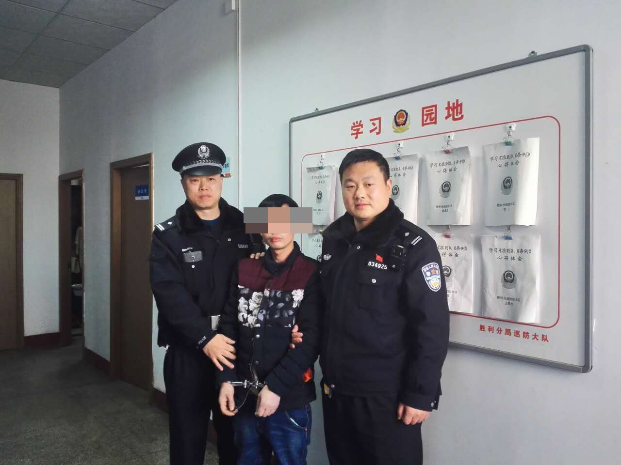 
            	連日來,勝利分局精心研判,精準(zhǔn)預(yù)警,充分發(fā)揮視頻監(jiān)控技術(shù)在服務(wù)實戰(zhàn)和提升打防控管能力的巨大作用,連日,分局接連抓獲網(wǎng)上逃犯兩名人,網(wǎng)上追逃新陣地再添新戰(zhàn)果。準(zhǔn)確預(yù)警,網(wǎng)上逃犯“秒殺”