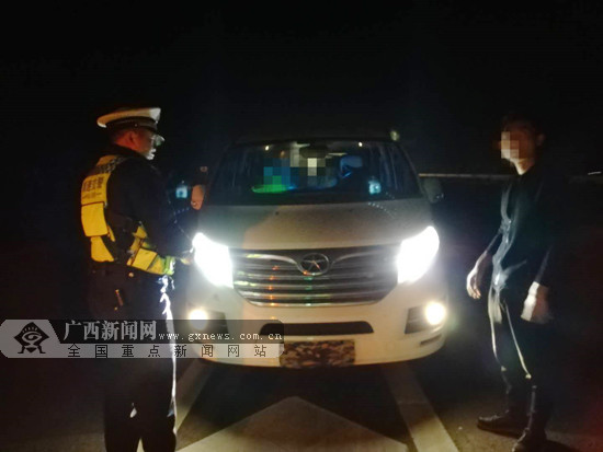 
            	廣西新聞網(wǎng)通訊員 吳桂瑩供圖男子故意用迷彩布遮擋機動車車牌,結(jié)果被交警抓個正著。廣西新聞網(wǎng)通訊員 吳桂瑩供圖男子故意用迷彩布遮擋機動車車牌