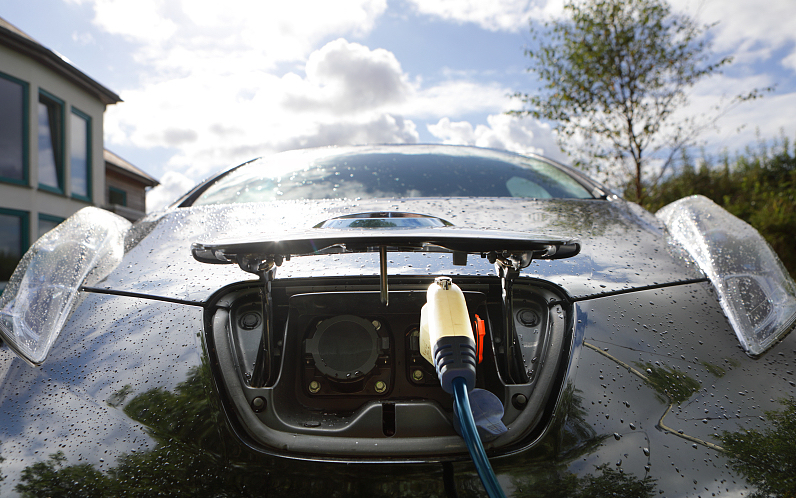 
	中國(guó)儲(chǔ)能網(wǎng)訊：只要稀缺市場(chǎng)仍然存在，留給汽車巨頭與科技巨頭們的就只是被動(dòng)的選擇權(quán)。誰(shuí)率先成功化解電池危機(jī)，誰(shuí)就能獨(dú)享未來電動(dòng)汽車產(chǎn)業(yè)風(fēng)口的主動(dòng)權(quán)