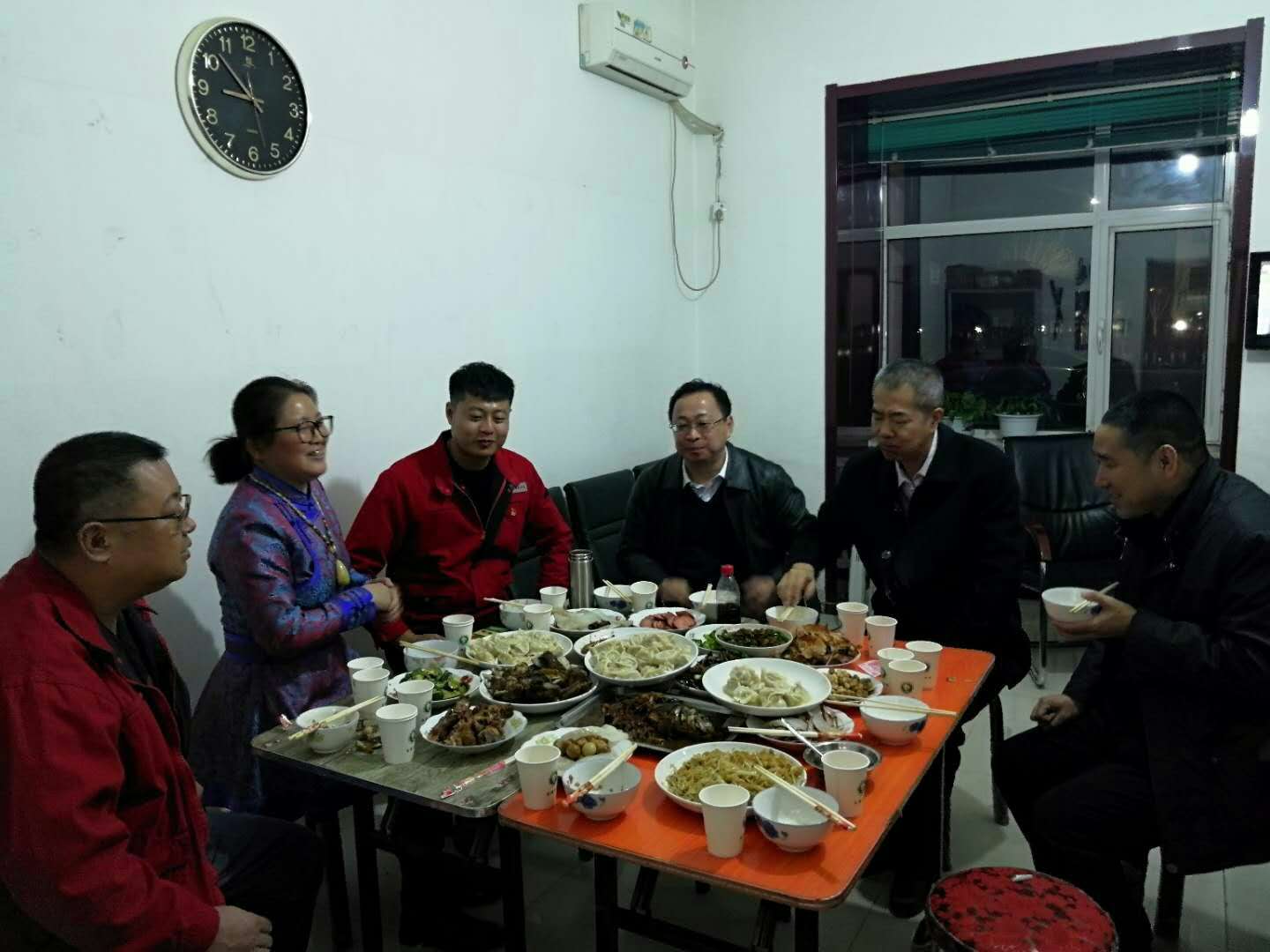                       　　“看我包的餃子，像不像個金元寶！”　　“那你瞧瞧我的，這餃子邊捏得還不錯吧。包餃子啊，捏邊兒就是捏福