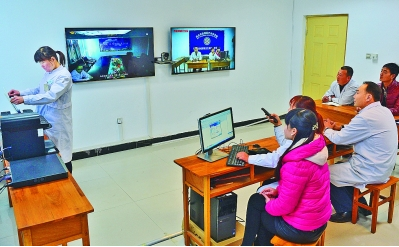 
            	在石家莊市平山縣西柏坡鄉(xiāng)衛(wèi)生院，北京大學(xué)人民醫(yī)院的醫(yī)生（畫面左邊屏幕）通過“遠(yuǎn)程醫(yī)療會(huì)診平臺(tái)”，為老區(qū)患者會(huì)診。新華社發(fā)一鍵實(shí)時(shí)咨詢系統(tǒng)屏幕