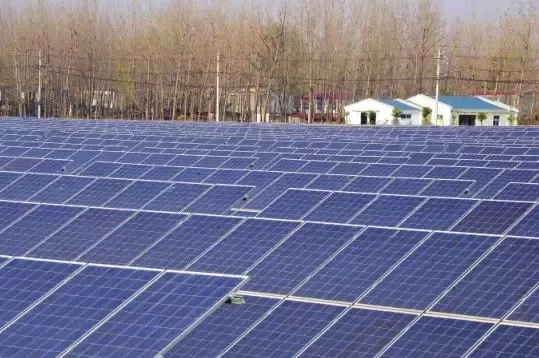 
	中國(guó)儲(chǔ)能網(wǎng)訊：在過(guò)去一年里“爆發(fā)式發(fā)展”的分布式光伏發(fā)電在新年伊始再次迎來(lái)發(fā)展的“利好消息”，分布式發(fā)電市場(chǎng)化交易試點(diǎn)正成為行業(yè)及市場(chǎng)的新期待，新型售電市場(chǎng)離我們?cè)絹?lái)越近。



	 



	電力與人們的生活精密相連，2018年新年伊始，分布式光伏發(fā)電就迎來(lái)了發(fā)展的利好消息