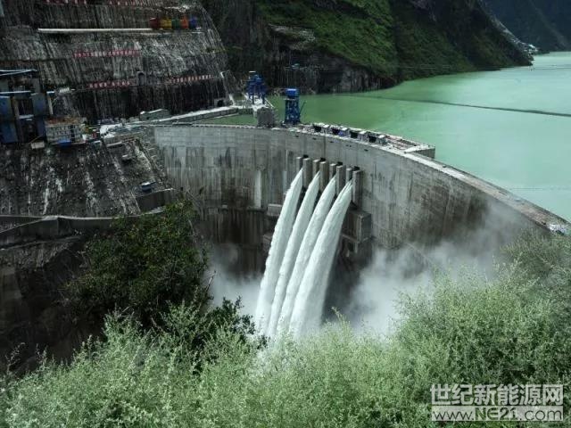 2017年，我國水電事業(yè)發(fā)展勢頭穩(wěn)中向好，新增投產(chǎn)規(guī)模超“十三五”規(guī)劃進(jìn)度。中電聯(lián)《2017～2018年度全國電力供需形勢分析預(yù)測報告》顯示，我國2017年新增水電裝機(jī)1287萬千瓦，完成“十三五”規(guī)劃總規(guī)模目標(biāo)的21.29%，比2016年提高1.87個百分點(diǎn)