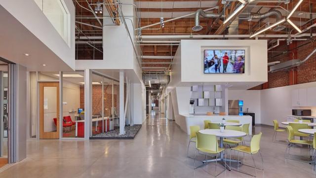 
            	美國JFAK建筑師事務(wù)所（JFAK Architects）為洛杉磯的一家環(huán)保型公司進行適應(yīng)性再利用項目的改造，本次接受改造的是位于城市藝術(shù)區(qū)的LaKrez創(chuàng)新園區(qū)，被成為洛杉磯清潔技術(shù)的孵化器，這里原來是一個舊倉庫。這里的辦公室和研究機構(gòu)包括政府工作人員，企業(yè)家和非營利組織